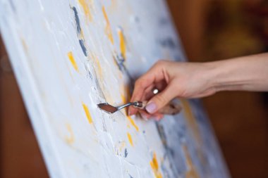 Sanatçı mastichin kullanarak bir soyut resim boyaları.