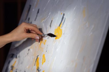 Sanatçının el ile tuval üzerinde Mastik ve boya slaytlar.