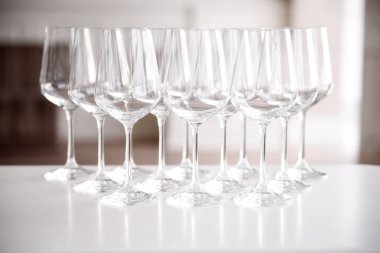 Kristal berraklığında boş şarap bardakları masanın üzerinde. Alkol arka plan. Bir sürü barda şarap bardakları.