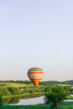 Doğada balon. Suya yakın göl üzerinde uçan güzel sıcak hava balonu.