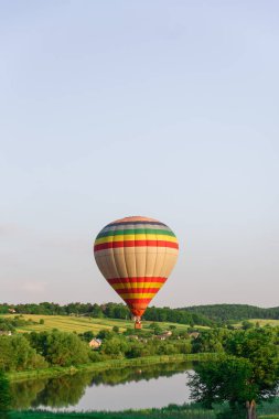 Doğada balon. Suya yakın göl üzerinde uçan güzel sıcak hava balonu.