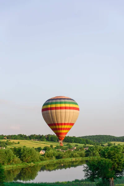 Ballooning Dans Nature Belle Montgolfière Volant Dessus Lac Près Eau — Photo