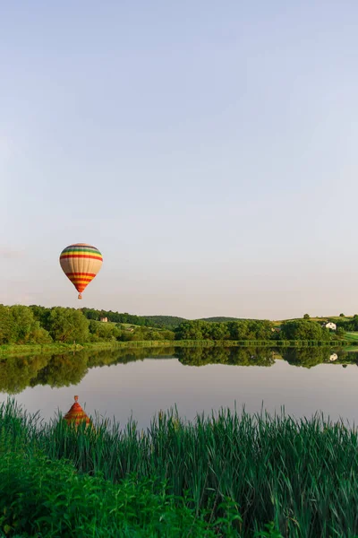 Ballooning Dans Nature Belle Montgolfière Volant Dessus Lac Près Eau — Photo
