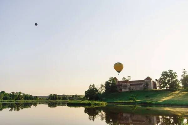 Ballooning Dans Nature Montgolfières Multicolores Volant Dessus Château Près Lac — Photo