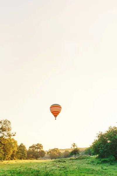 Ballon Air Chaud Multicolore Volant Dessus Vallée Dans Ciel Lever — Photo