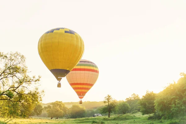 Palloni Aerostatici Multicolori Che Volano Sopra Valle Cielo Mattino Palloncino — Foto Stock