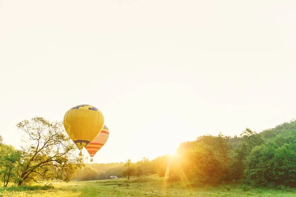 Montgolfières Multicolores Volant Dessus Vallée Dans Ciel Matin Ballon Dans — Photo