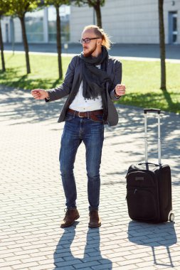 Yakışıklı işadamı açık havada Ofis Binası yakınındaki ayakta iken komik hareketler yapar. Mutlu ofis çalışanı ile bavul sokakta açık havada dans ediyor.