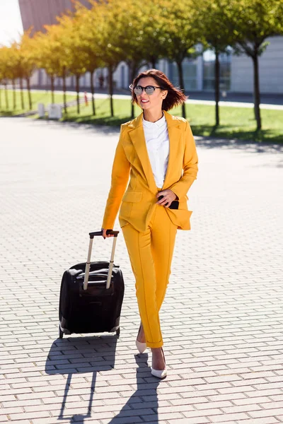Elegancki Młoda Kobieta Stylowy Komplet Żółty Spieszy Spotkanie Biznesowe Rozmowy — Zdjęcie stockowe