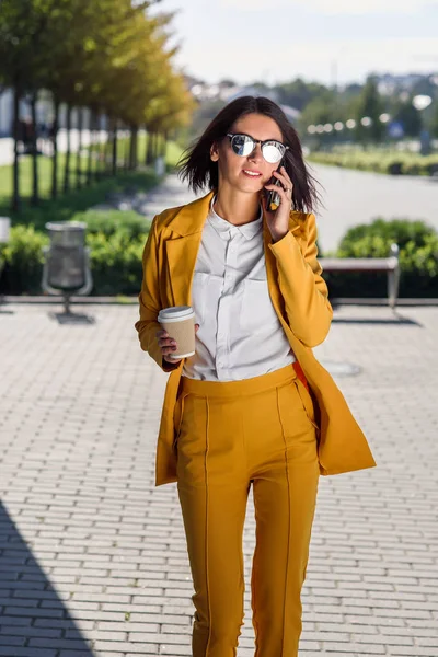 Stylový Obchodní Žena Žlutém Obleku Sluneční Brýle Chůzi Ulici Šálkem — Stock fotografie