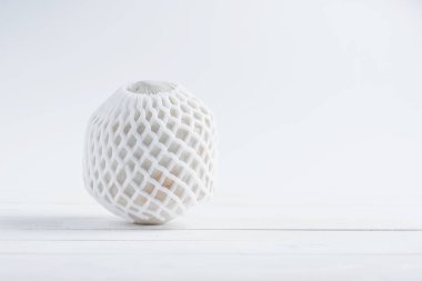 Beyaz bir arka plan üzerinde egzotik Hindistan cevizi içme.