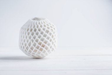 Beyaz ahşap arka planda tropik hindistan cevizi içmek.