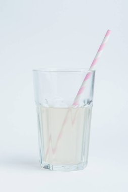 Taze Hindistan cevizi suyu saman ile şeffaf cam.