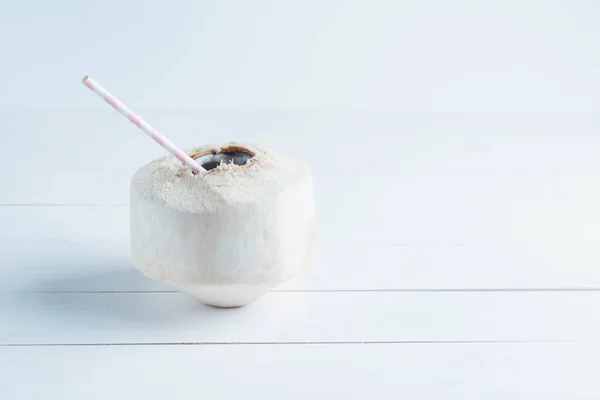 Coco com palha isolada sobre fundo branco . — Fotografia de Stock