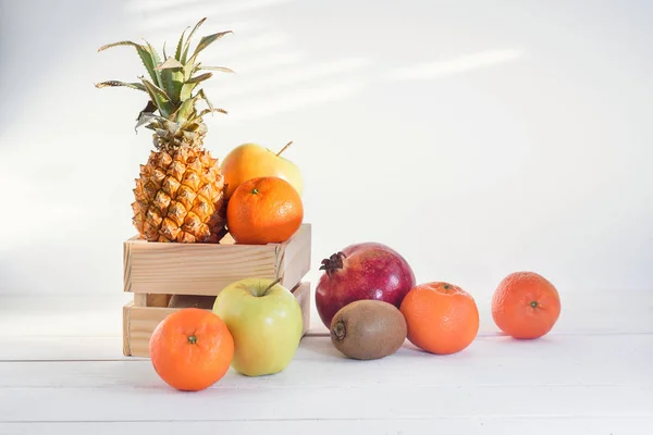 Ananas Granat Mandarine Apfel Und Kiwi Holzkiste Mit Freiem Kopierplatz — Stockfoto
