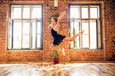 Genç balerin dans pratik siyah tutu içinde taşır. Bale genç kız elbise dans okulu.