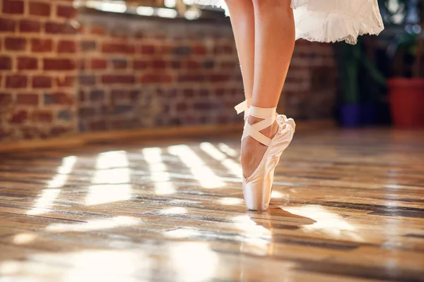 Vista Cerca Las Piernas Bailarina Bailando Con Zapatos Ballet Punta —  Fotos de Stock