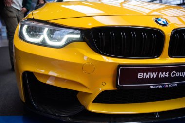 München, Almanya - 16 Aralık 2018: Yeni model arabalar Bmw Welt, Sergisi. BMW M4 coupe M Şehir taksi kavramı.