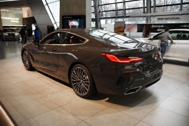 München, Almanya - 16 Aralık 2018: Yeni model arabalar Bmw Welt, Sergisi. BMW 8 serisi.
