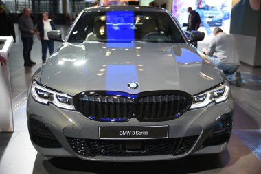 München, Almanya - 16 Aralık 2018: Yeni model arabalar Bmw Welt, Sergisi. BMW 3 Serisi.