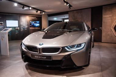 München, Almanya - 16 Aralık 2018: Yeni model arabalar Bmw Welt, Sergisi. BMW i8.