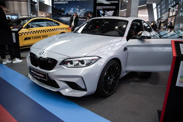 Munique, Alemanha - 16 de dezembro de 2018: Exposição de novos modelos de carros na BMW Welt. Cupé BMW M2 . — Fotografia de Stock