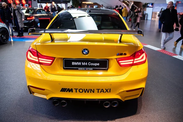 Munique, Alemanha - 16 de dezembro de 2018: Exposição de novos modelos de carros na BMW Welt. BMW M4 coupe M Town conceito de táxi . — Fotografia de Stock