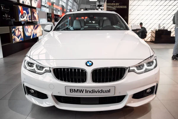 Munique, Alemanha - 16 de dezembro de 2018: Exposição de novos modelos de carros na BMW Welt. BMW M4 individual . — Fotografia de Stock