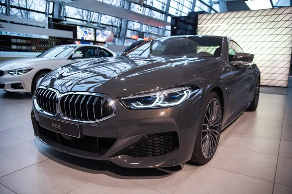 Munique, Alemanha - 16 de dezembro de 2018: Exposição de novos modelos de carros na BMW Welt. BMW série 8 . — Fotografia de Stock