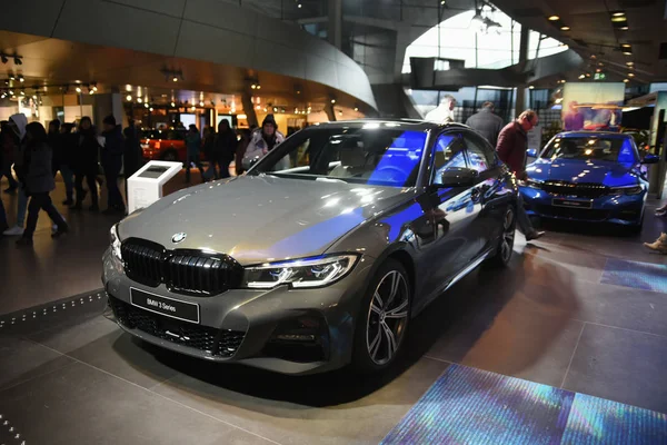 Munique, Alemanha - 16 de dezembro de 2018: Exposição de novos modelos de carros na BMW Welt. BMW série 3 . — Fotografia de Stock