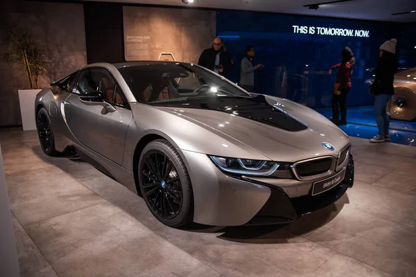 Munique, Alemanha - 16 de dezembro de 2018: Exposição de novos modelos de carros na BMW Welt. BMW i8 . — Fotografia de Stock