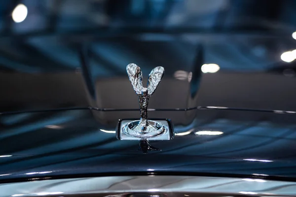 Μόναχο, Γερμανία - 16 Δεκεμβρίου 2018: Έκθεση των νέων μοντέλων αυτοκινήτων στο Bmw Welt. Rolls-Royce έμβλημα. — Φωτογραφία Αρχείου