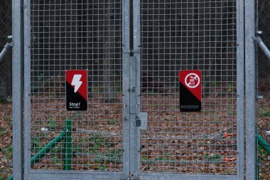 Bir metal ızgara üzerinde iki yasak işareti