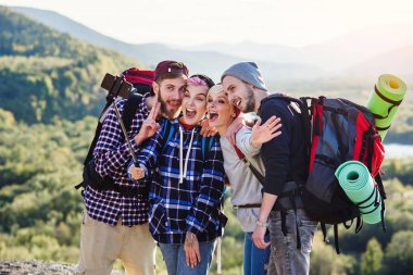 Yaz seyahat kavramı. Mutlu arkadaş kağıt harita Kiralık Araba yakınındaki doğada kullanarak. Mutlu hafta sonu tatil dağlarında seyahat etmek. Güzel genç erkek ve kadınların elinde harita, gezisinde yer keşfetmek.
