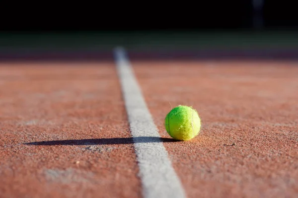 Tennis raket bredvid tennis bollen på Hard Court — Stockfoto