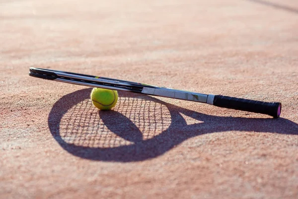 Tennis raket bredvid tennis bollen på Hard Court — Stockfoto