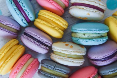 Bir sürü şeker eşya üzerinde renkli macaroons.