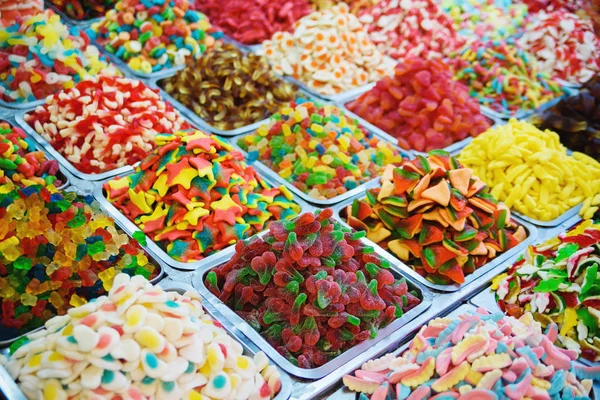 Närbild syn på Diverse färgglada gelé gummy godis på utomhus marknaden. — Stockfoto