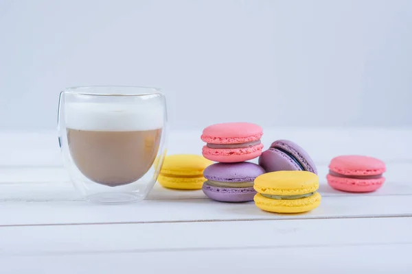 Süße köstliche bunte Macarons und eine Tasse Kaffee. — Stockfoto