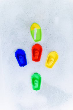 Köpük banyo plastik çok renkli oyuncak tekneler.