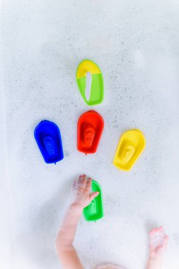 Köpük banyo plastik çok renkli oyuncak tekneler.