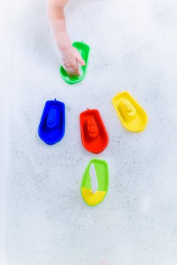Köpük banyo plastik çok renkli oyuncak tekneler.