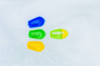 Köpük banyo plastik çok renkli oyuncak tekneler.