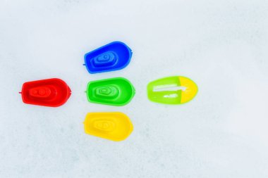 Köpük banyo plastik çok renkli oyuncak tekneler.