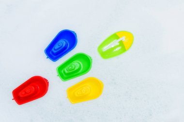 Köpük banyo plastik çok renkli oyuncak tekneler.