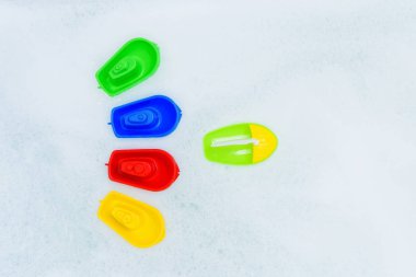 Köpük banyo plastik çok renkli oyuncak tekneler.