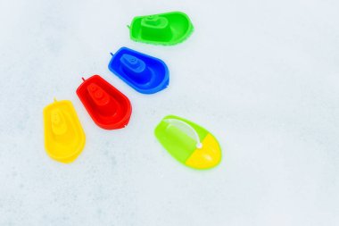 Köpük banyo plastik çok renkli oyuncak tekneler.