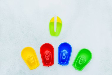 Köpük banyo plastik çok renkli oyuncak tekneler.