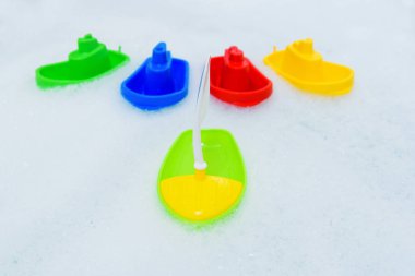 Köpük banyo plastik çok renkli oyuncak tekneler.