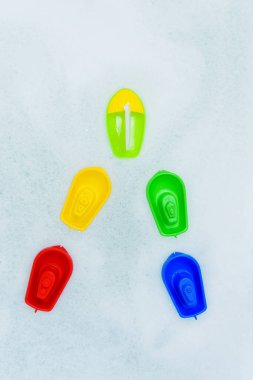 Köpük banyo plastik çok renkli oyuncak tekneler.